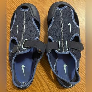 Boys Nike water shoes. Size 3Y.